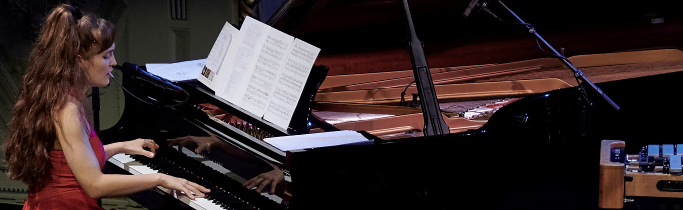 Imagen de María Valverde tocando el piano