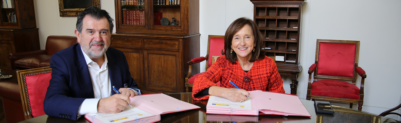 Ana Santos y Arsenio Escolar firmando el acuerdo