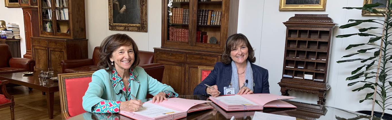 Ana Santos Aramburo, directora de la BNE, y Mª Isabel Cabrera, presidenta de la UNE, firman la renovación del acuerdo