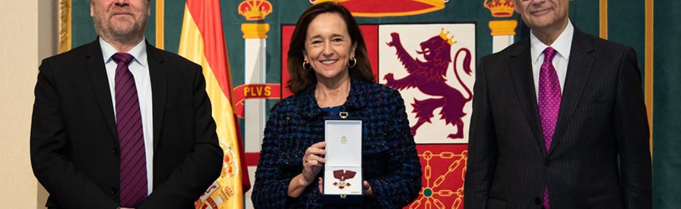 Ana Santos recibe la Encomienda de Alfonso X