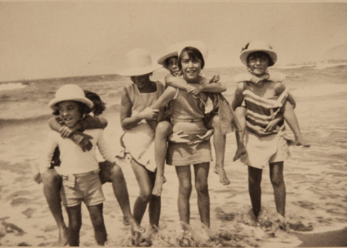 Álbum fotográfico de una familia aristocrática en viajes, fiestas, recepciones, visitas a ciudades, países. . Grupo de niños en la playa. Colección BNE, 17/88/14 Álbum fotográfico de una familia aristocrática en viajes, fiestas, recepciones, visitas a ciudades, países. . Grupo de niños en la playa. Colección BNE, 17/88/14