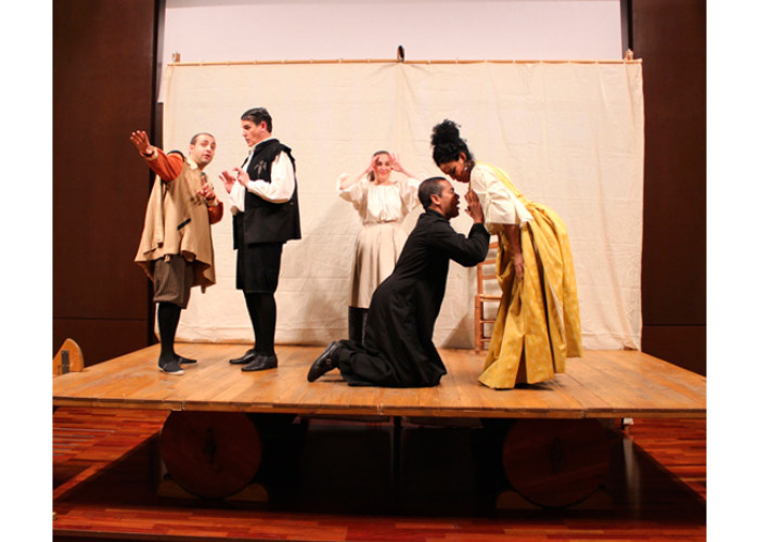 Compañía Corrales de Comedia Teatro representando