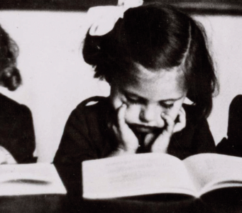 Niñas estudiando