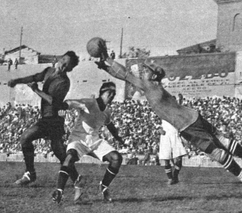 Zamora despeja un balón en su debut con el Madrid, en Mundo Gráfico