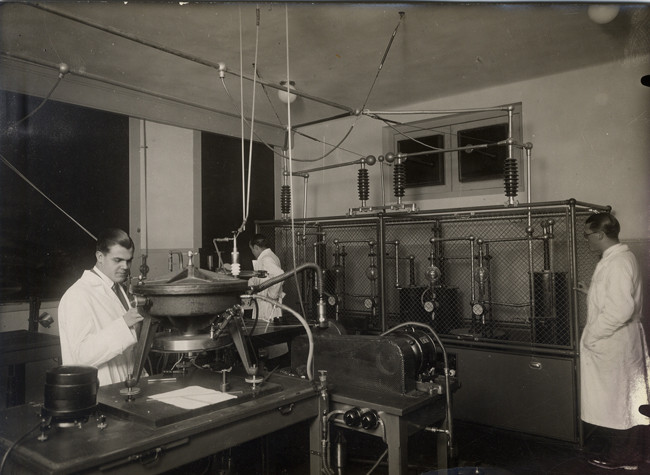 Laboratorio de rayos X en el Instituto Nacional de Física y Química hacia 1935. Ministerio de Educación, Cultura y Deporte (MECD), Archivo General de la Administración (AGA), Fondo “Medios de Comunicación Social del Estado