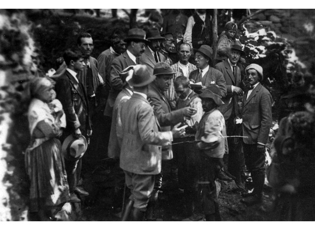 Marañón reconoce, en presencia del rey, a varios enfermos de Casares, Las Hurdes, 1922 (detalle). Fotógrafo Campúa, Fundación José Ortega y Gasset-Gregorio Marañón, Madrid
