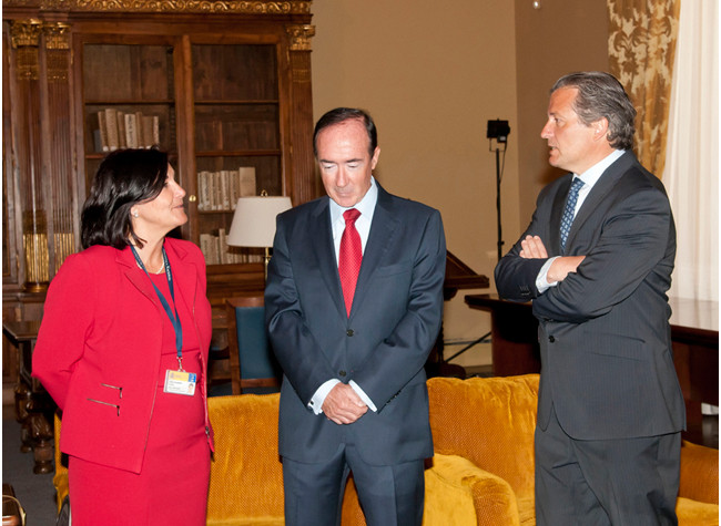 Entrega de la moneda conmemorativa del Tricentenario de la BNE, abril 2012