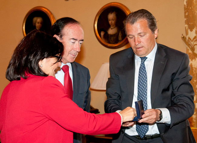 Entrega de la moneda conmemorativa del Tricentenario de la BNE, abril 2012