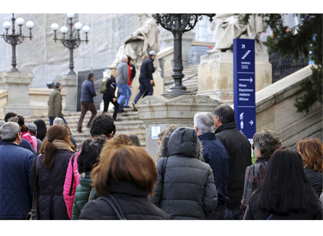 Jornada de Puertas Abiertas 2018  Cientos de personas esperan su turno para entrar a la BNE