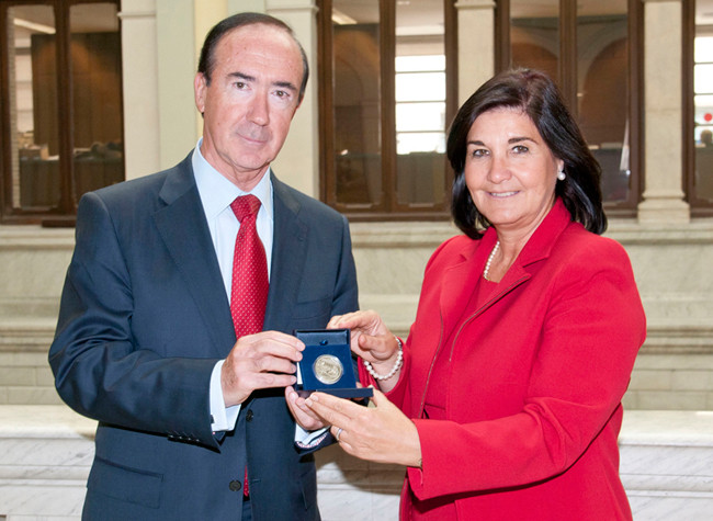 Entrega de la moneda conmemorativa del Tricentenario de la BNE, abril 2012