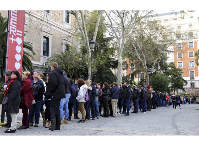Jornada de Puertas Abiertas 2018  Cientos de personas esperan su turno para entrar a la BNE