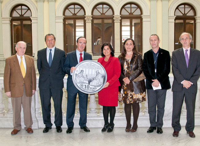 Entrega de la moneda conmemorativa del Tricentenario de la BNE, abril 2012