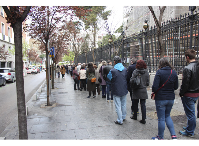 Jornada de Puertas Abiertas 2018  Cientos de personas esperan su turno para entrar a la BNE
