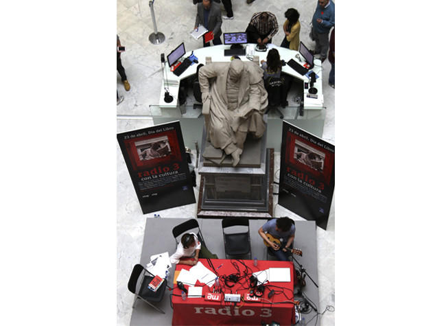 Día del Libro 2018  Los micrófonos de Radio 3 se instalaron durante toda la jornada frente a la estatua de Menéndez Pelayo