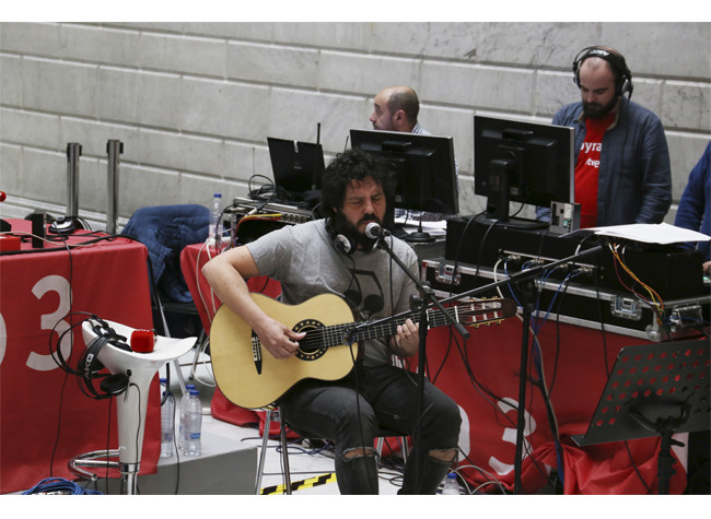 Día del Libro 2018  El Kanka, acompañado de su guitarra, tocó varios de sus temas y habló de poesía y música