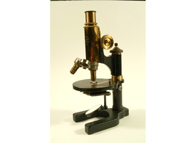 Microscopio monocular perteneciente a Santiago Ramón y Cajal. Ca 1900