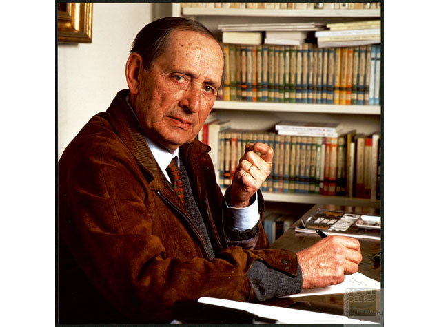 Imágenes cedidas por la Fundación Miguel Delibes. AMD,120,156. Miguel Delibes Setién en su casa de Valladolid. Años 90