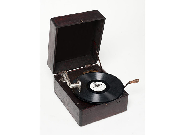 Gramófono alemán infantil para discos de 15 cm, años 30