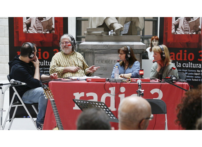 Día del Libro 2018  María Jesús López, Jefa de Registros Sonoros, y Ana González, Jefa de la Sección Sala Barbieri, conversan con Ismael Serrano