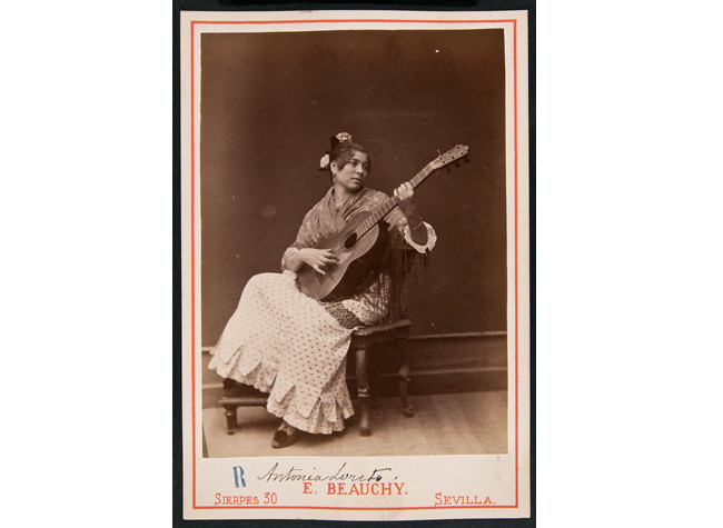 Antonia Loreto tocando la guitarra, fotografiada por Emilio Beauchy