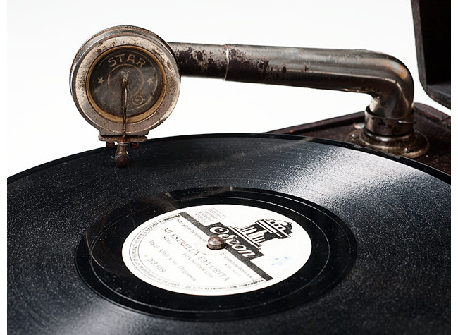Gramófono alemán infantil para discos de 15 cm, años 30