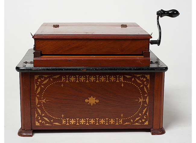 Serophon, caja con marquetería, 1870-1880 y rollo de papel perforado