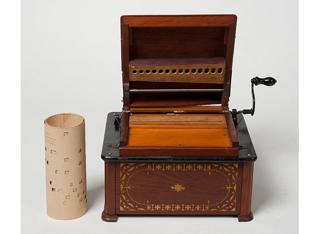 Serophon, caja con marquetería, 1870-1880 y rollo de papel perforado