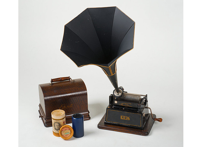 Fonógrafo modelo Gem ptte,  con bocina original y cilindros de cera, 1888