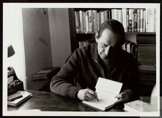 Imágenes cedidas por la Fundación Miguel Delibes. AMD,120,93. Miguel Delibes Setién dedicando un libro en su despacho de Valladolid. 1975