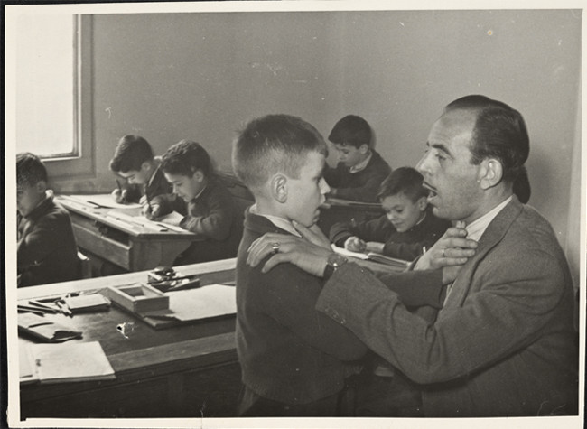 “En el colegio para niños sordo-mudos de Madrid”, España industrial de la posguerra / Antonio Verdugo (1952). BNE GC-CARP/380