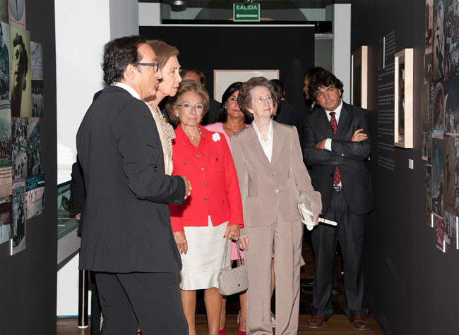 En primer plano la Reina Doña Sofía junto al comisario de la exposición, Fernando Olmeda