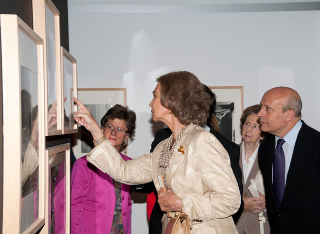 La Reina Doña Sofía junto a la embajadora de Hungría, Edit Bucsi-Szabo, y el ministro de Educación Cultura y Deporte, José Antonio Wert, durante la inauguración / 13 de septiembre de 2012