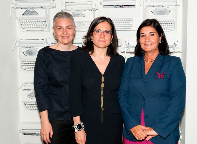 Magda Polo, Teresa Lizaranzu y Glòria Pérez-Salmerón en la inaugración de la exposición El libro como...