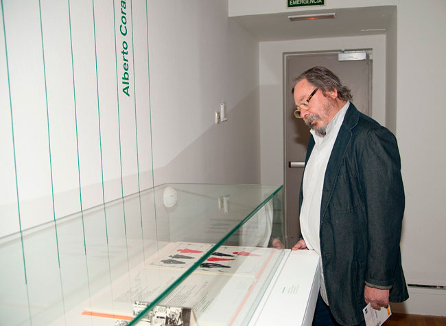 Alberto Corazón en la inauguración de la exposición El libro como...