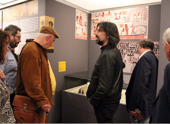 Enrique Bordes explicando la exposición