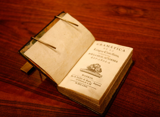 Gramática de la lengua castellana / compuesta por la Real Academia Española. Madrid: por D. Joachin Ibarra..., 1771. Fotógrafo: Julio González - AC/E