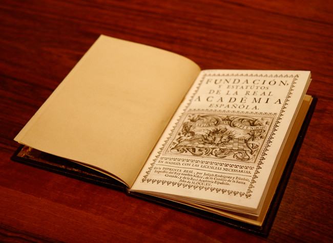 Fundación y estatútos de la Real Académia Españóla. En Madrid : en la Imprenta Real, por Joseph Rodríguez y Escobár ..., 1715. Fotógrafo: Julio González - AC/E