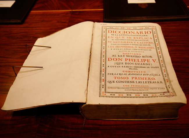 Primero de los seis tomos del Diccionario de Autoridades, editado por la Academia en 1726. Fue el primer diccionario publicado por la RAE. Fotógrafo: Julio González - AC/E