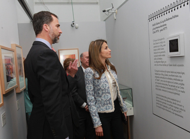 Los Príncipes de Asturias en la inauguración de la exposición La Transición en tinta china (27/05/13) © Casa de S.M. el Rey / Borja Fotógrafos
