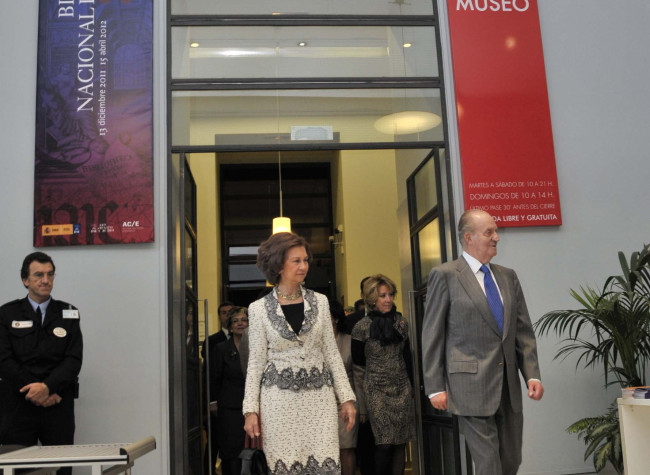 SS. MM. los reyes abandonan la sala de exposiciones
