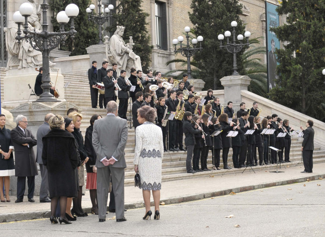 SS. MM. los Reyes escuchan la Marcha Triunfal de Barbieri interpretada por la banda del Real Conservatorio Superior de Música de Madrid