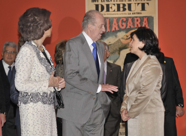 SS. MM. los reyes visitan la exposición en compañía de la Directora de la BNE, Glòria Pérez Salmerón