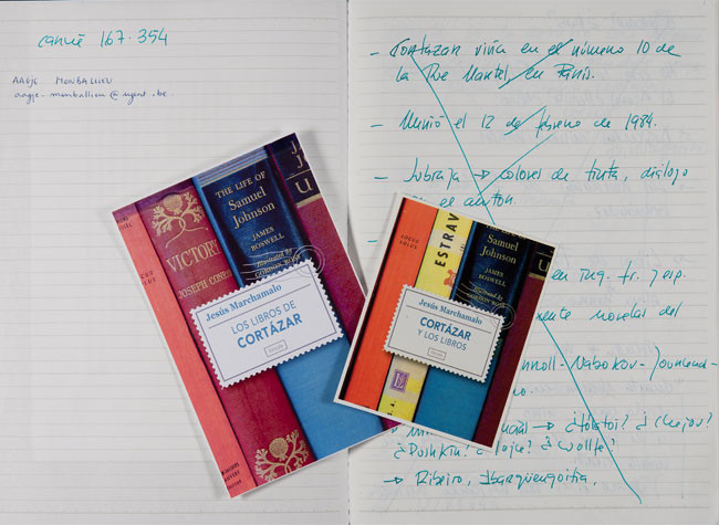 Pruebas de cubiertas y hoja de cuaderno con anotaciones autógrafas para la obra Cortázar y los libros (Siruela, 2011) de Jesús Marchamalo