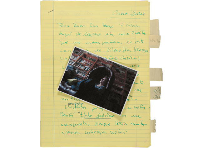 Fotografía de Clara Sánchez en su biblioteca y anotaciones autógrafas sobre la autora para la obra Donde se guardan los libros (Siruela, 2011) de Jesús Marchamalo