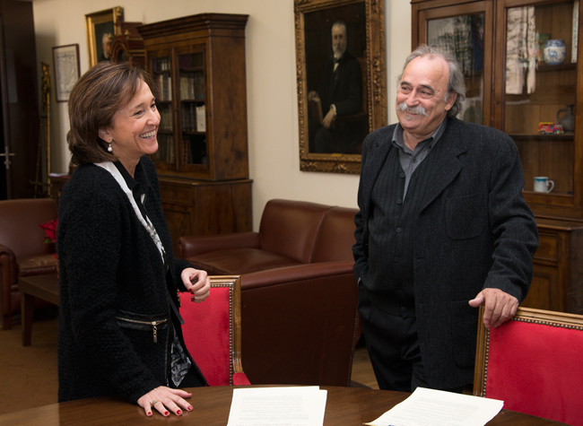 El dibujante y escenógrafo, Joan Guillén, dona parte de su archivo personal a la Biblioteca