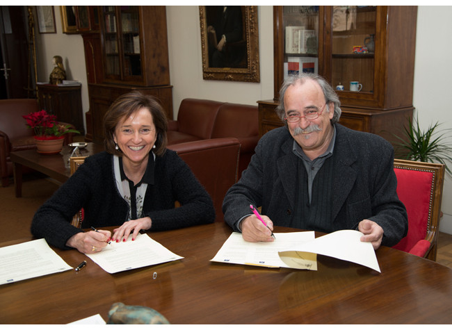 El dibujante y escenógrafo, Joan Guillén, dona parte de su archivo personal a la Biblioteca