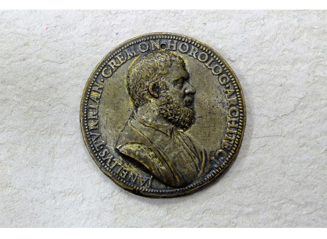 Medalla de Juanelo Turriano; Jacometrezo, ca. 1550-1552. Bronce. Museo Civico «Ala Ponzone» (Cremona)