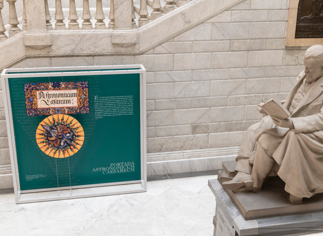Imagen del montaje de la exposición La belleza del Cosmos