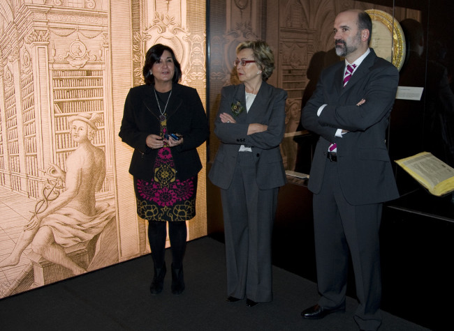 Glòria Pérez Salmerón, Directora General de la BNE, Charo Otegui, Presidenta de Acción Cultural Española (AC/E) y José Manuel Lucía, comisario de la exposición