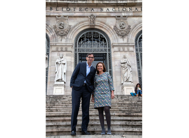 El director general de Red.es, Daniel Noguera y la directora de la Biblioteca Nacional de España, Ana Santos Aramburo en la fachada de la Biblioteca Nacional de España
